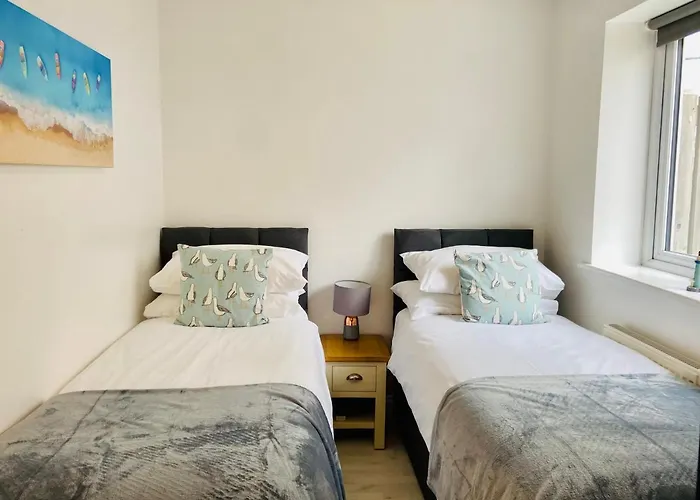 Above The Bay - Enclosed Garden Apartment With Parking