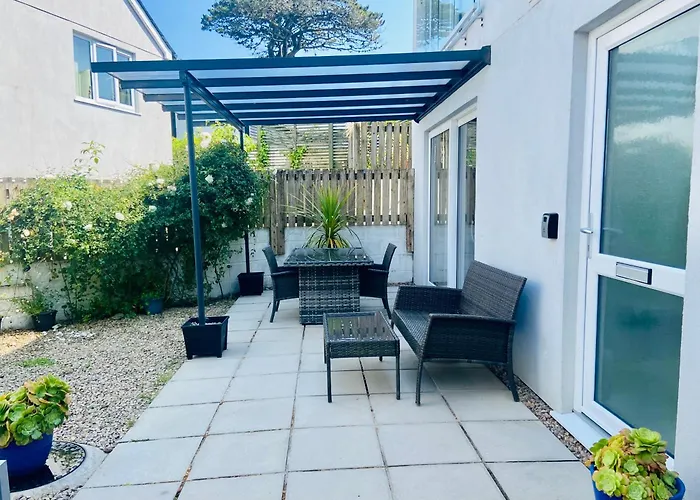 Above The Bay - Enclosed Garden Apartment With Parking