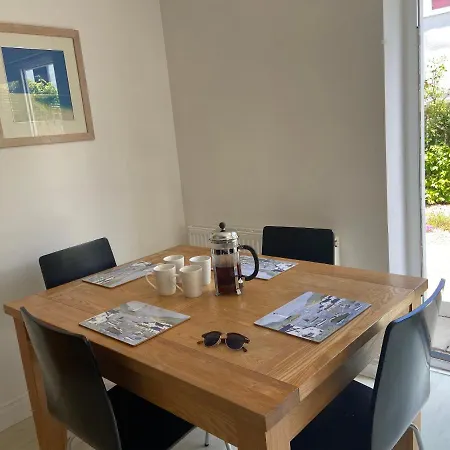 Above The Bay - Enclosed Garden Apartment With Parking Penzance Exterior photo