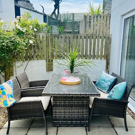 Above The Bay - Enclosed Garden Apartment With Parking Penzance Exterior photo