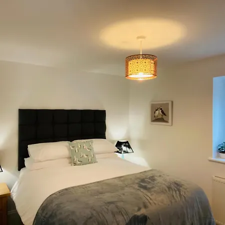 Above The Bay - Enclosed Garden Apartment With Parking Penzance Exterior photo
